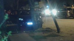 Perdió el control y chocó con un poste del alumbrado público