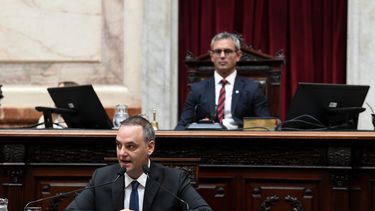 Informe. Manuel Adorni soportó impávido las embestidas de la oposición en la Cámara de Diputados.