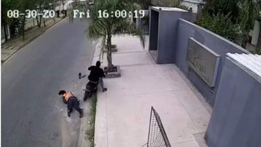 Adolescente chocó con su moto a una policía para huir del control