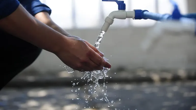 Advierten que las medidas no alcanzan si no llueve  y la gente no ahorra el agua