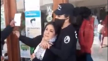 Violento. La agente de policía en el procedimiento