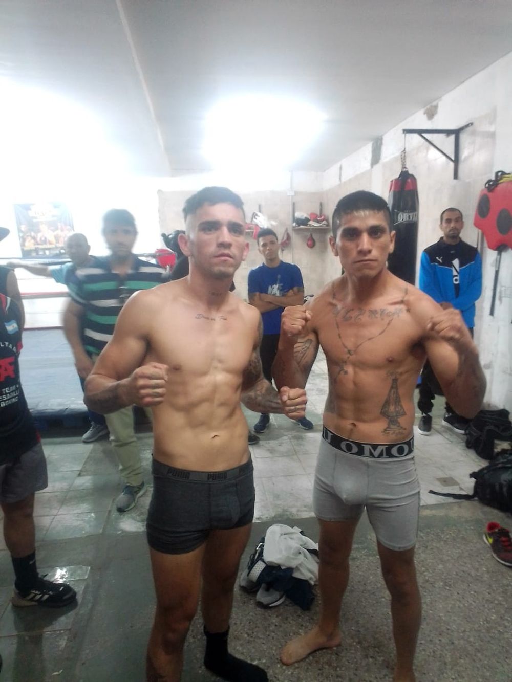 Pesaje superado. Alexis Contreras y Guillermo Salas Quintana están listos para sus peleas de esta noche.