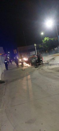 Incendio del remis frente al Palacio Municipal