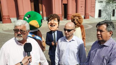 Fiscalización.&nbsp; El PRO y los libertarios, con sus&nbsp; respectivos muñecos, se mostraron juntos en el centro.