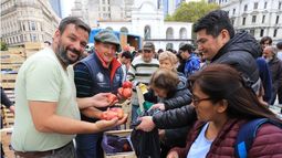Productores reclamaron con un frutazo en Plaza de Mayo