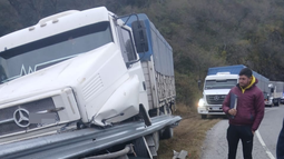 Camión se salió de la calzada y colisionó contra una baranda