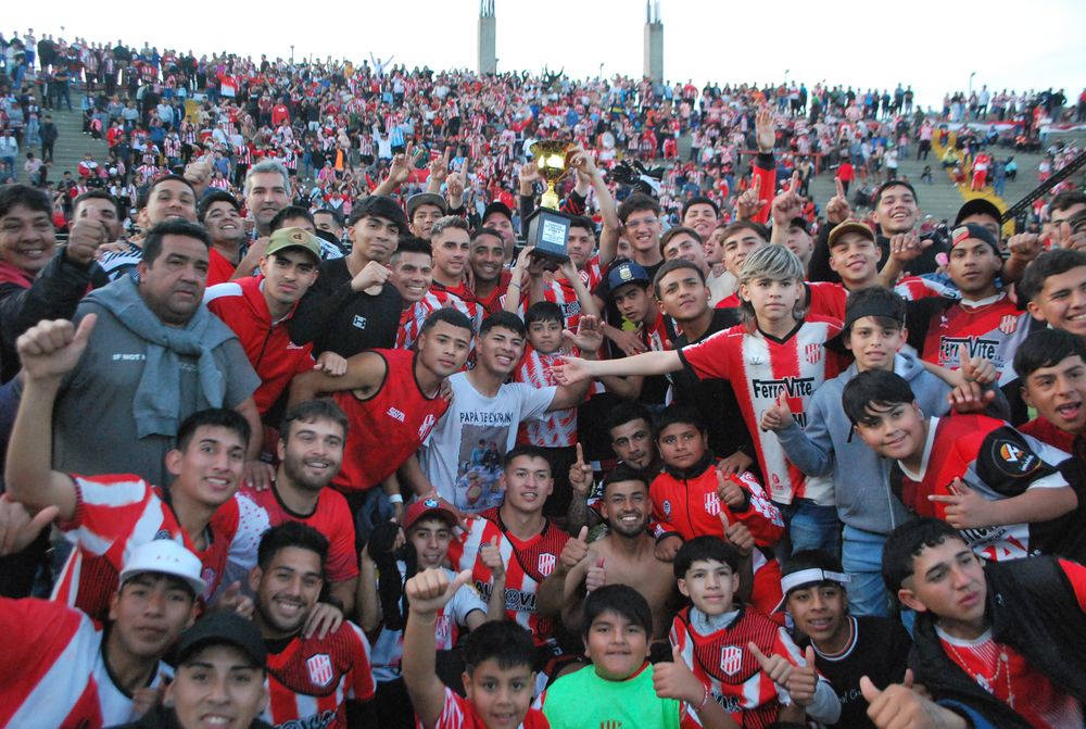 Felicidad total. El León se coronó campeón del petit torneo e irá al Torneo Regional Federal Amateur.