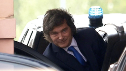 Javier Milei retiró al Estado como querellante en la causa del crédito del FMI a Macri, para favorecer a Caputo y Sturzenegger Javier Milei retiró al Estado como querellante en la causa del crédito del FMI a Macri, para favorecer a Caputo y Sturzenegger