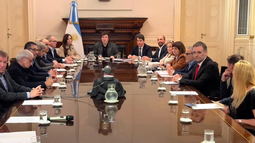 Javier Milei y sus ministros en Casa Rosada con el embajador de Israel, Eyal Sela.
