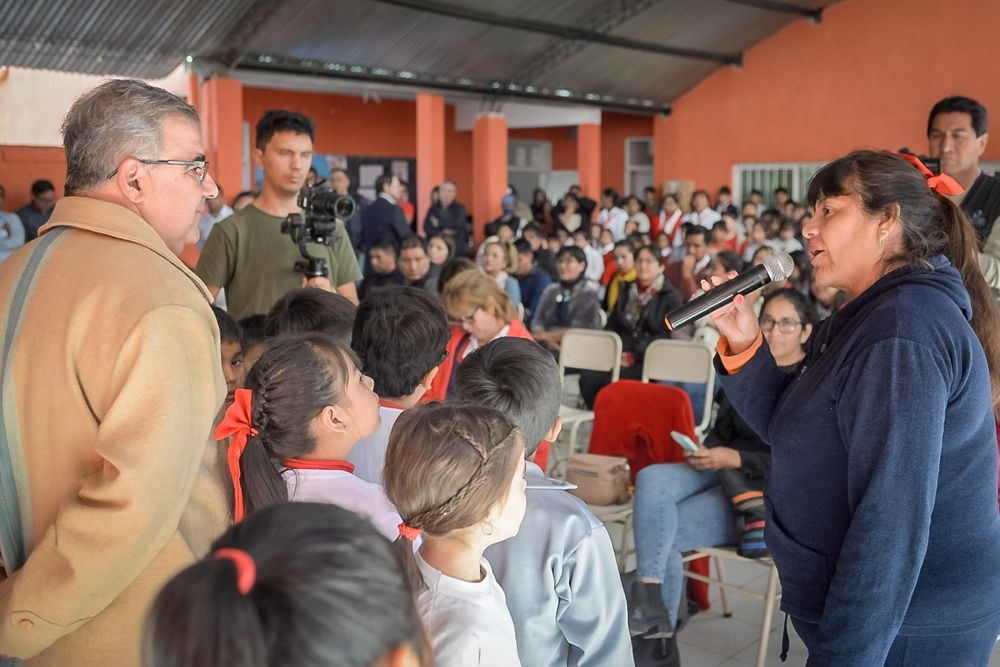 El gobernador Raúl Jalil dialogó con maestros y alumnos sobre el cambio de sistema.