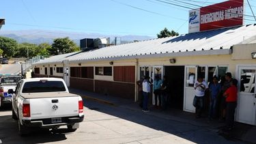Arrojó piedras y profirió amenazas en el hospital