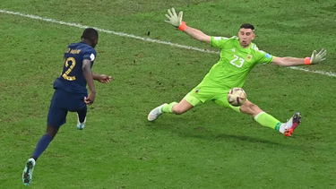 dibu martinez gano el premio al mejor arquero del mundo