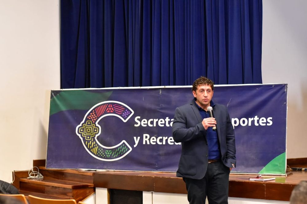 Deporte Social. Luis Robledo, titular del área, encabezó el sorteo.