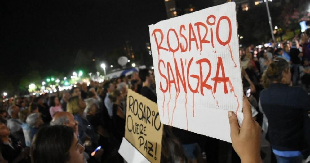 Un joven de 25 años fue acribillado de al menos dos tiros por parte de desconocidos que le dispararon cuando se encontraba frente a su casa.