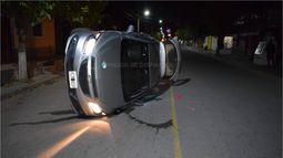 Chocó con otro auto y volcó