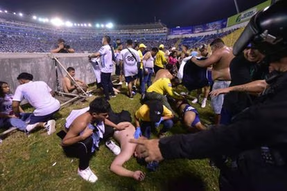 Tragedia en El Salvador, al menos 12 personas murieron en un estadio de fútbol
