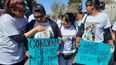 Madre. La mujer (campera negra) pide justicia por su hijo.