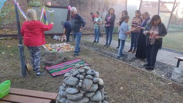 Emotivo. Alimentos, alcohol y pedidos en oración para la madre tierra en la Casa de la Cultura.