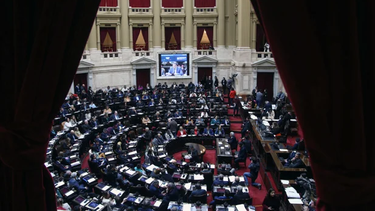 En medio de gritos sesiona la Cámara de Diputados para tratar el DNU sobre el FMI
