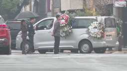 Dolor. Familiares y amigos despidieron los restos de Agostina Vega en el cementerio Los Álamos.