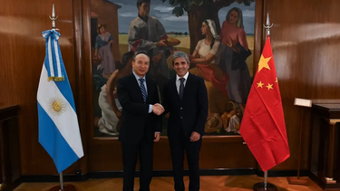 Luis Caputo con el embajador de China, Wang Wei.