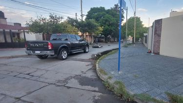Choque. El impacto entre una camioneta y una moto ocurrió ayer.
