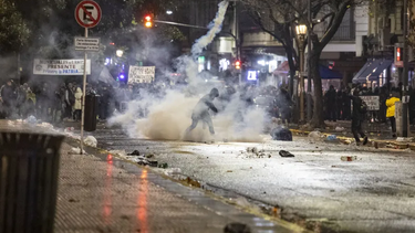 corridas, gases lacrimogenos y tension en la protesta contra la ley de propiedad privada