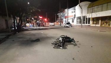 Policía al volante chocó un auto y embistió a un peatón y a una motociclista