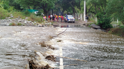 Evacúan el Camping Municipal por la crecida del río Evacúan el Camping Municipal por la crecida del río