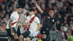Un muy flojo River cayó   1-0 con Barracas de local