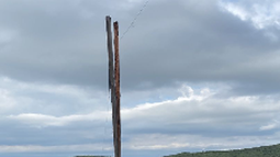 Un rayo dañó una línea en Las Piedras Blancas y complica el suministro eléctrico Un rayo dañó una línea en Las Piedras Blancas y complica el suministro eléctrico