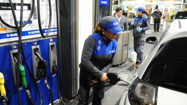 el gobierno habilitara el autodespacho de combustible en estaciones de servicio