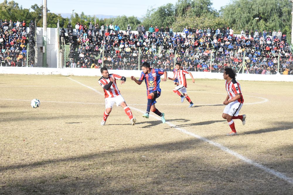 Friccionado. Villa Cubas cometió numerosas faltas y San Lorenzo aprovechó. El Malvinas estuvo repleto.