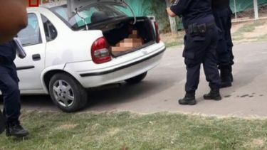 Encuentran un cadáver en el baúl de un auto