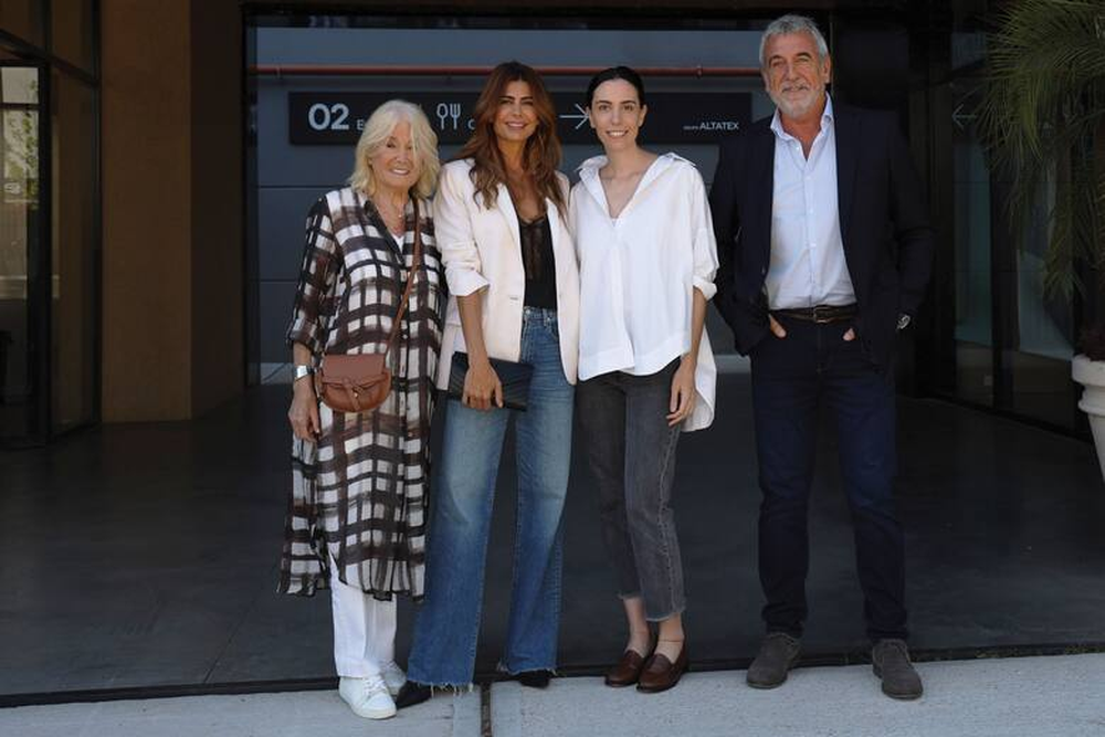 De izquierda a derecha, Pomi, Juliana, Nadine y Daniel Awada.
