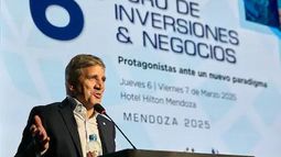 Luis Caputo reiteró que no va a devaluar y dijo que espera que bajen los precios en dólares