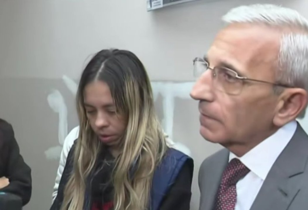 El abogado Carlos Nayi junto a Melisa Heredia, madre de la joven desaparecida.