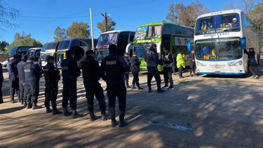 Policía de Mendoza incautó armas y droga a la barrabrava de Almirante Brown