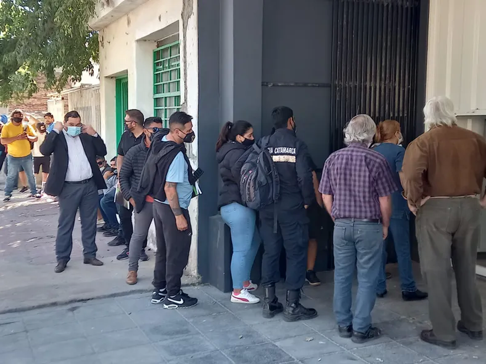 Foto archivo: ahorristas ingresando a la financiera Stratton SRL