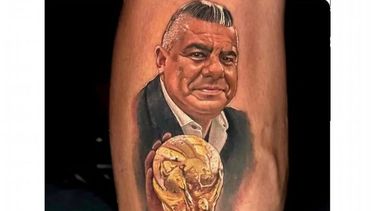 Claudio Tapia. El Chiqui, en la piel de un fanático junto a la Copa.&nbsp;