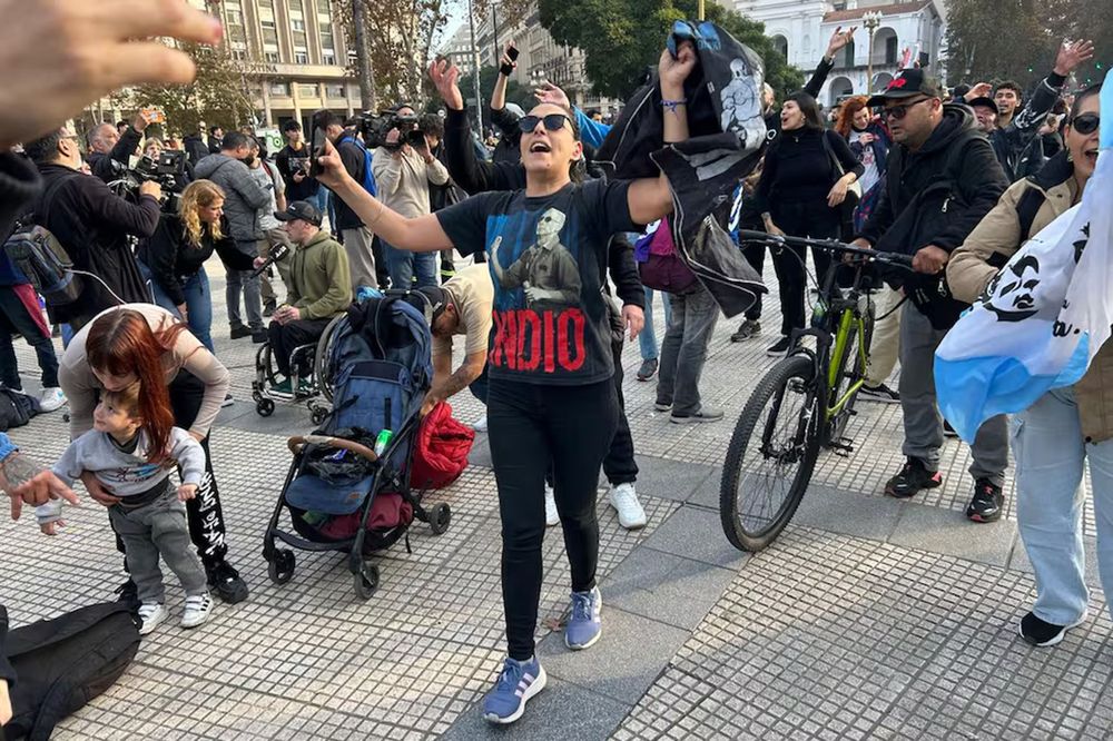 Seguidores en todo el país. En otros puntos hubo misas ricoteras para despedir al músico.&nbsp;