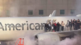 momento estremecedor: evacuaron un avion de american airlines que se incendio justo antes de despegar
