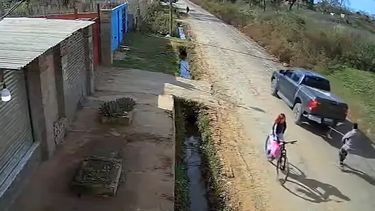 un comerciante ato a un ladron a su camioneta y lo arrastro varias cuadras