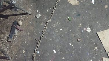 detuvieron a un hombre que encadenaba a su mujer cuando salia de su casa