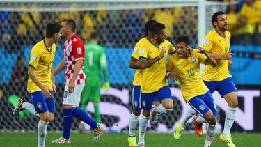 en el partido inaugural, brasil le gano a croacia con un penal polemico