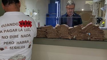 Desmesurado. Un carnicero de huinca renancó llevó la plata para pagar la luz en una carretilla.