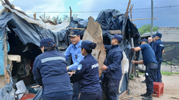 Amplio operativo de desalojo en Valle Viejo Amplio operativo de desalojo en Valle Viejo