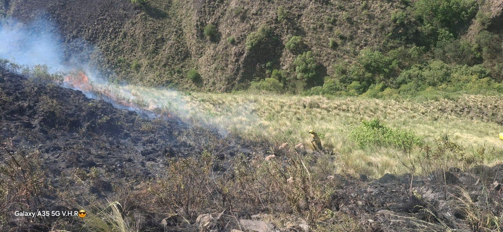 Brigadistas supervisan los focos activos en Ancasti y Capayán, mientras continúan las tareas de control y monitoreo en zonas de difícil acceso.