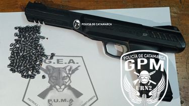Secuestro. Peligrosa pistola activada a pistón, con munición hueca.