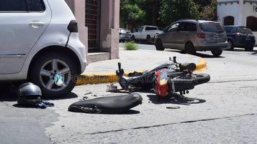 Joven motociclista accidentada